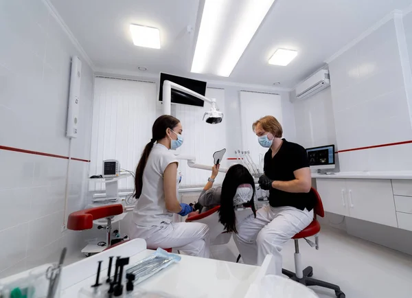 Dentista Possui Instrumentos Médicos Específicos Para Examinar Paciente Assistente Perto — Fotografia de Stock