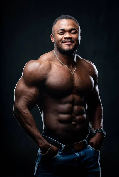 Jeune Homme Afro Américain Sérieux Avec Corps Musclé Parfait Posant — Photo