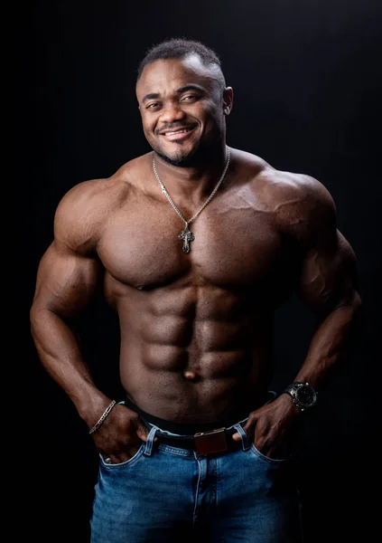 Bodybuilder Afro Américain Tient Avec Les Mains Dans Les Poches — Photo