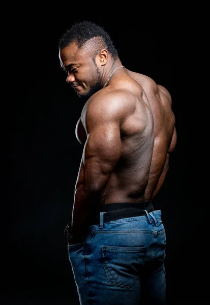 Bodybuilder Moitié Tourné Vers Appareil Photo Sans Chemise Dos Mains — Photo