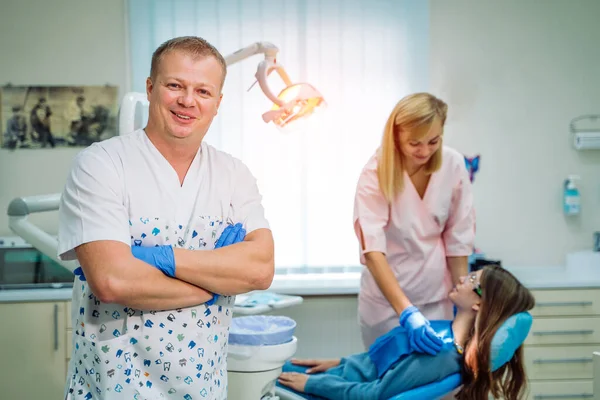 一个牙医与助手在后台工作的肖像 口腔保健概念 现代口腔医学 — 图库照片