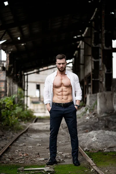 Homem Muito Musculoso Com Camisa Branca Desabotoada Tronco Posa Fundo — Fotografia de Stock