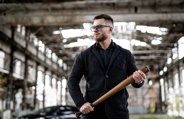 Brutal Joven Guapo Gafas Sol Con Estilo Posa Con Bate —  Fotos de Stock