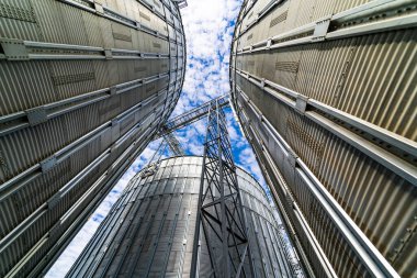 Çelik tahıl asansörleri. Modern fabrika. Seçici odaklanma. Aşağıdan görüntüle.