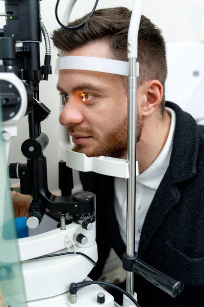 Чоловічий Пацієнт Офтальмологічній Клініці Вибірковий Фокус Обличчі Людини Під Час — стокове фото