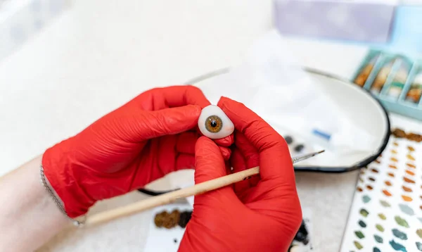 Plástico Artificial Olho Humano Nas Mãos Médico Transplante Olhos Prótese — Fotografia de Stock