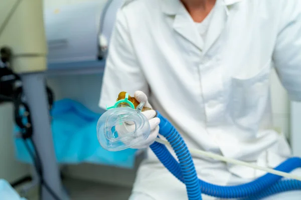 Masker Voor Verdoving Operatiekamer Onherkenbare Arts Houdt Masker Handen Sluitingsdatum — Stockfoto