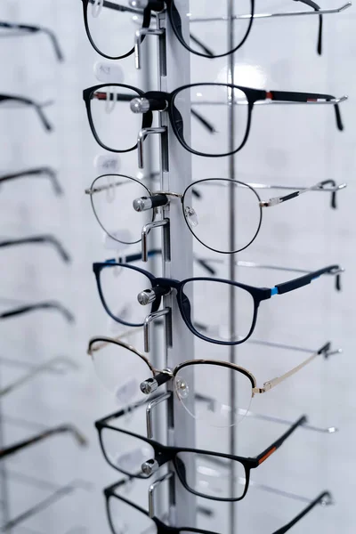 眼鏡の行は 光学で 眼鏡店 光学系の店内にメガネで立ってください 現代の眼科店で眼鏡をかけたショーケース — ストック写真