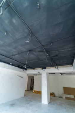 Tamir edilmeden önce yeni yapılmış bir daire. Elektrik kablolarıyla beton tavana seçici odaklanma.