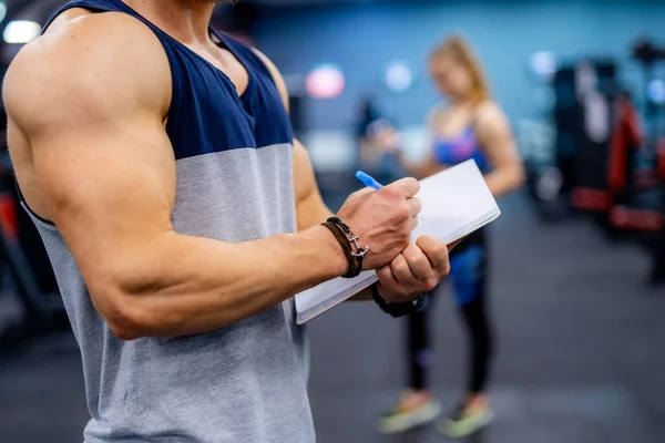 Selektiver Fokus Auf Muskulöse Hände Mit Klemmbrett Unerkennbarer Fitnesstrainer Gibt — Stockfoto