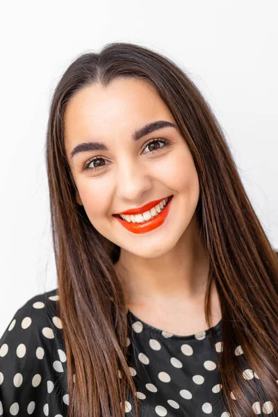 Mujer Sonriendo Con Una Sonrisa Perfecta Dientes Blancos Cámara Fondo — Foto de Stock