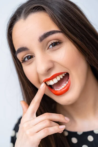 Jonge Schoonheid Met Een Perfecte Glimlach Rode Lippen Witte Tanden — Stockfoto