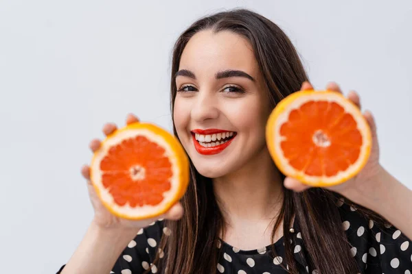 Joven Hermosa Mujer Sonriendo Con Rodajas Naranjas Las Manos Sobre —  Fotos de Stock