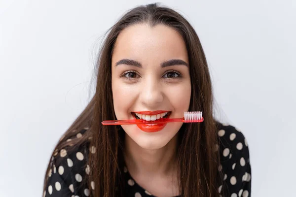 Grappig Meisje Met Rode Lippen Houdt Tandenborstel Tussen Gezonde Witte — Stockfoto