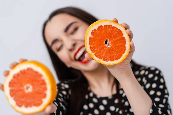 Joven Hermosa Mujer Sonriendo Con Rodajas Naranjas Las Manos Sobre —  Fotos de Stock