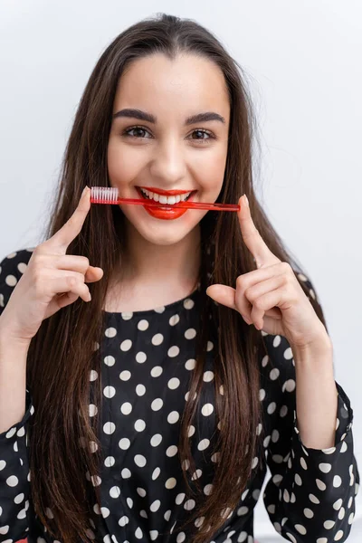 Mooie Vrouw Met Rode Tandenborstel Schoonheid Tandheelkundige Gezondheid Concept Grappige — Stockfoto