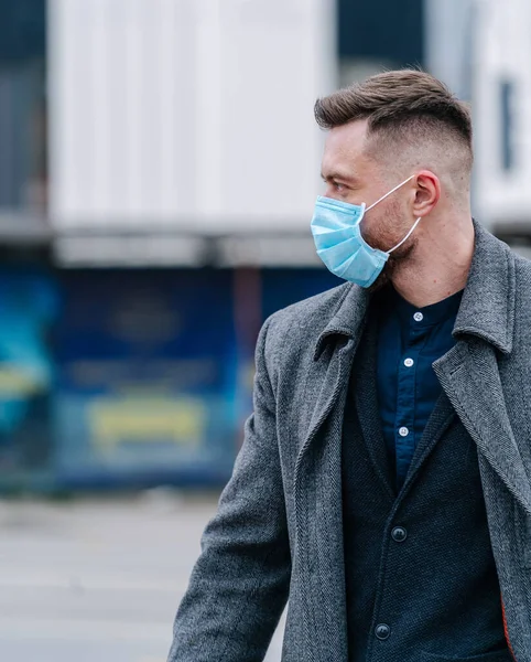 Hombre Calle Ciudad Usando Máscara Protectora Contra Propagación Del Coronavirus — Foto de Stock