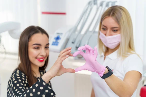 Ärztin Und Patientin Mit Herzform Nahaufnahme Aus Der Hand Des — Stockfoto