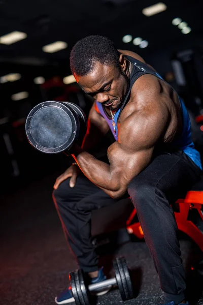 Mannelijke Bodybuilder Aan Het Trainen Met Een Zware Halter Moderne — Stockfoto