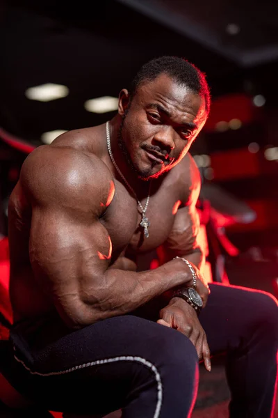 Homme Bodybuilder Afro Américain Assis Torse Montrant Torse Musculaire Homme — Photo