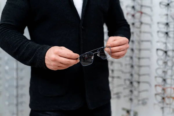 Vitrine Avec Des Lunettes Dans Magasin Optique Moderne Sur Fond — Photo