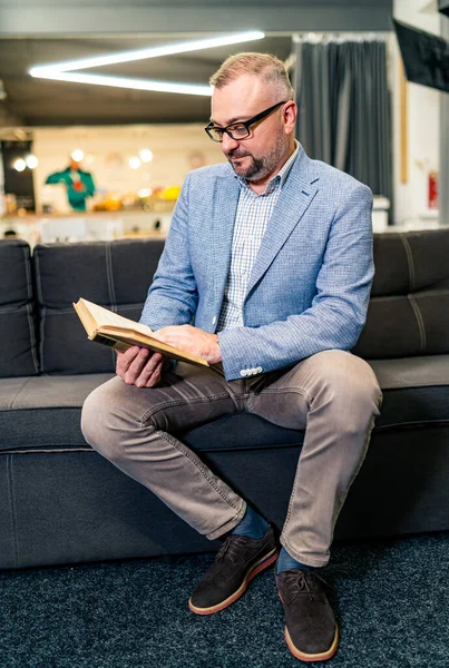 Zakenman Die Boek Leest Terwijl Hij Een Café Bank Zit — Stockfoto