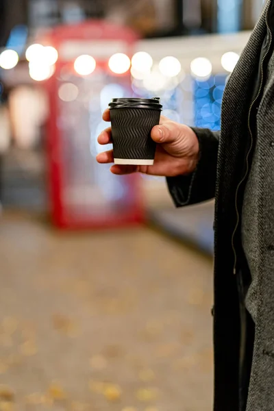 人手里拿着杯子 手里拿着热饮 纸杯中的咖啡或茶 有选择性地专注于一只手 模糊的背景 — 图库照片