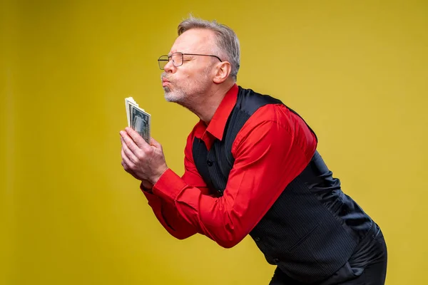 Kypsällä Miehellä Paljon Seteleitä Käsissään Komea Mies Teeskentelee Suutelevansa Rahaa — kuvapankkivalokuva