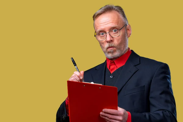 Портрет Бізнесмена Середнього Віку Жовтому Тлі Чоловік Червоною Текою Ручкою — стокове фото