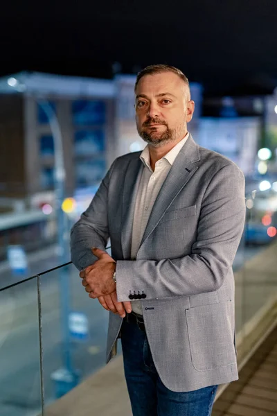 Volwassen Zakenman Een Balkon Van Het Hotel Avond Panoramisch Uitzicht — Stockfoto