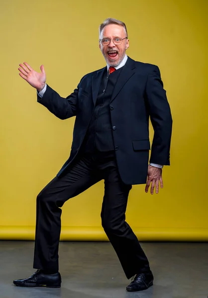 Старший Менеджер Танцює Смішній Позі Виразом Жовтий Фон — стокове фото