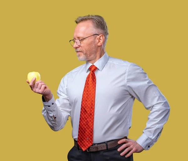 Ώριμος Άντρας Κοιτάζει Ένα Μήλο Και Ποζάρει Στην Κάμερα Άνδρας — Φωτογραφία Αρχείου