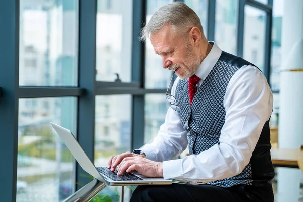 Faceci Piszą Laptopie Przystojny Starszy Pan Eleganckich Ciuchach Pracuje Nowoczesnym — Zdjęcie stockowe