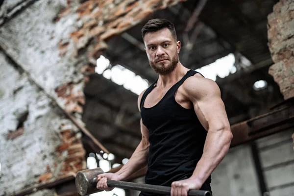 Atleta Guapo Con Martillo Las Manos Hombre Sobre Fondo Pared — Foto de Stock