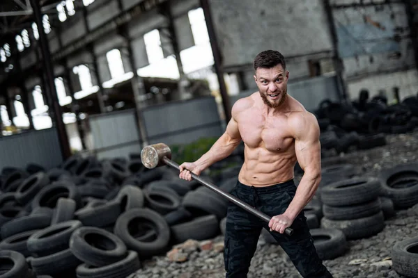 Muscle Athlete Strongman Shirtless Trying Hit Huge Tyre Hammer Many — Stock Photo, Image