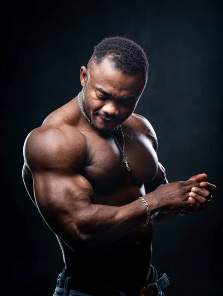 Atrakcyjny Afrykański Bokser Bez Koszulki Mroczne Tło Fitness Człowiek Pod — Zdjęcie stockowe