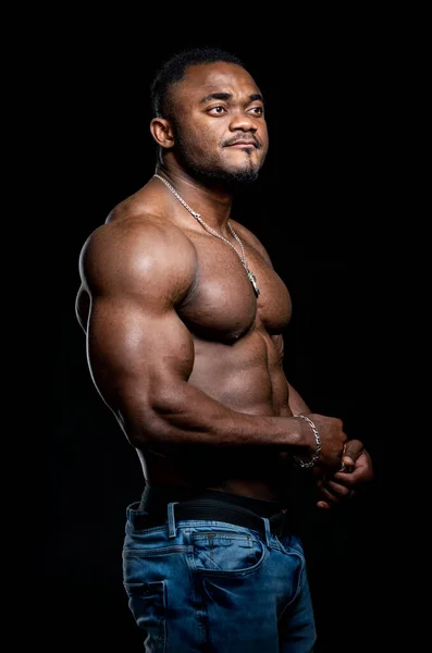 Porträt Eines Starken Afroamerikanischen Mannes Der Seinen Körperbau Vor Schwarzem — Stockfoto