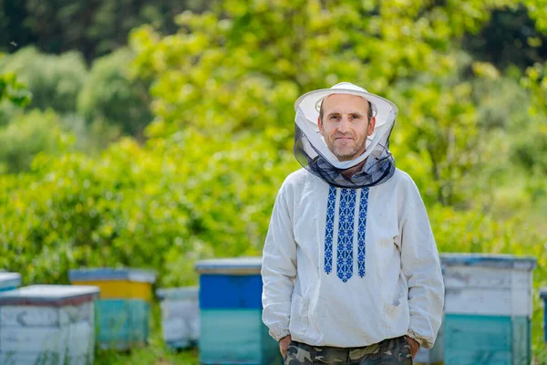 Proprietario Dell Apiario Posa Davanti Alla Telecamera Apicoltore Sta Con — Foto Stock