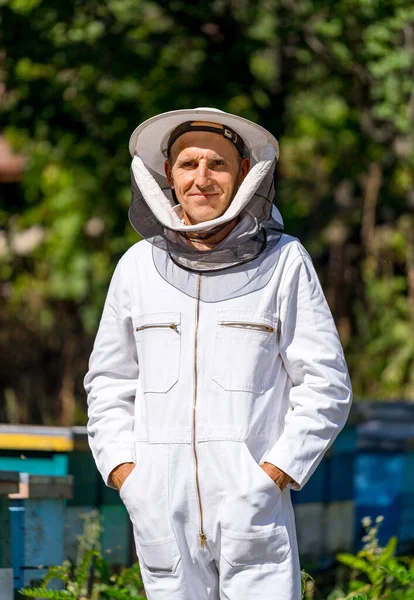 保護作業服の男性養蜂家 背が高いわね 春の桃園の男 — ストック写真