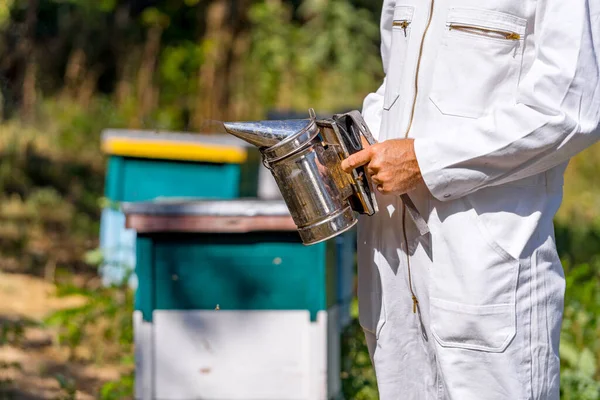 Imker Hält Neuen Imker Aus Stahl Den Händen Mann Weißen — Stockfoto