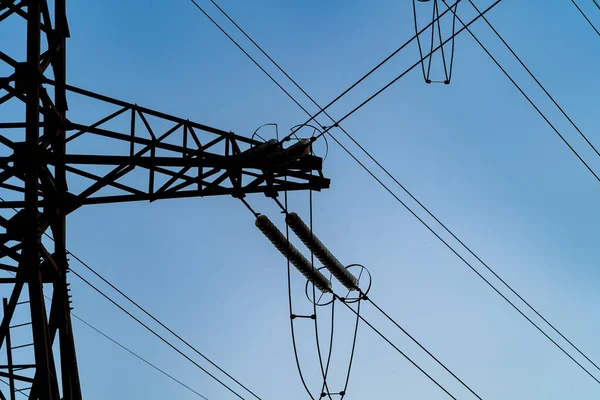 Pilón Eléctrico Con Cables Bajo Alto Voltaje Paisaje Con Torres —  Fotos de Stock