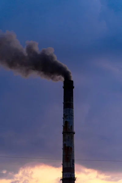 Antigua Chimenea Fábrica Industrial Alta Envejecida Resistida Con Humo Sobre — Foto de Stock