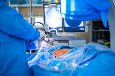 Robot ekipmanların yardımıyla karmaşık bir operasyon. Operasyon sürecinde seçici kırpılmış fotoğraf. Yakın çekim..