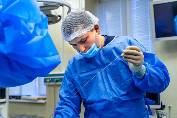 Experiensed Doctor Process Complex Operation Futuristic Equipment Medic Blue Scrubs — Foto Stock