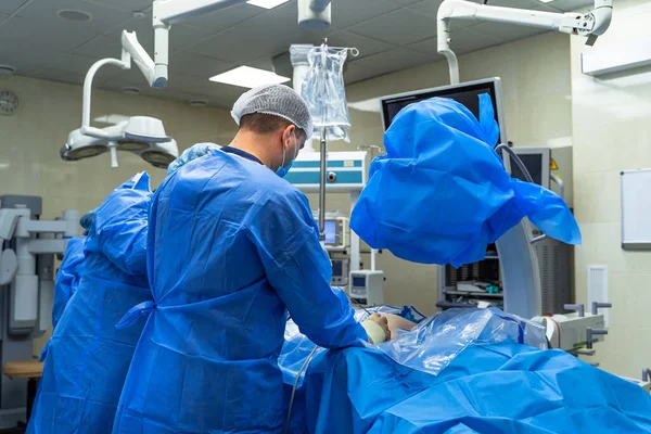 Selektiver Fokus Auf Die Mediziner Operationssaal Operationsprozess Blick Von Hinten — Stockfoto