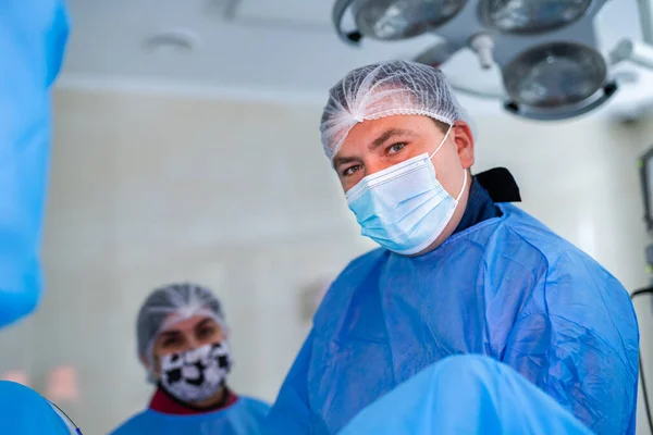 의사는 현대의 진료소 카메라 환자를 수술하기 병원의 수술실 에서요 클로즈업 — 스톡 사진