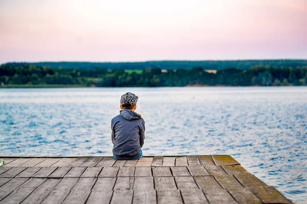 Junge Sitzt Auf Holzbrücke Nahe Einem Teich Rückansicht Von Einem — Stockfoto