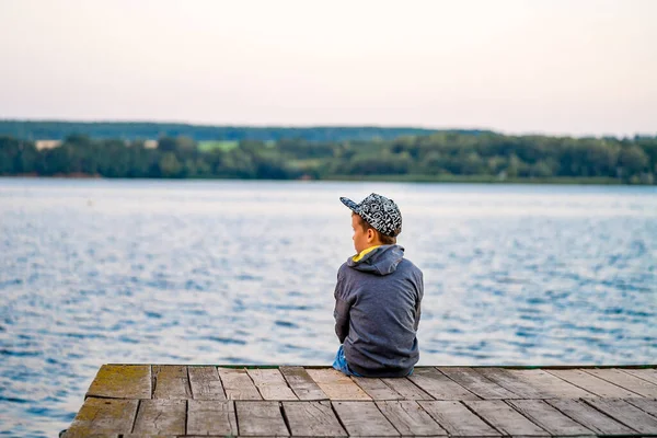 Niño Sienta Puente Mira Río Niño Relaja Cerca Del Lago — Foto de Stock