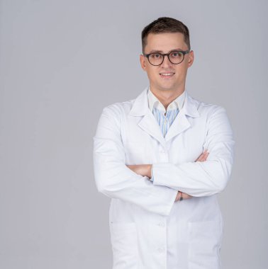 Yüzünde endişeli bir ifade olan beyaz önlük giyen yakışıklı bir doktor.. 