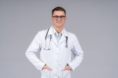 Beyaz önlüklü pratisyen ellerini cebine koy..